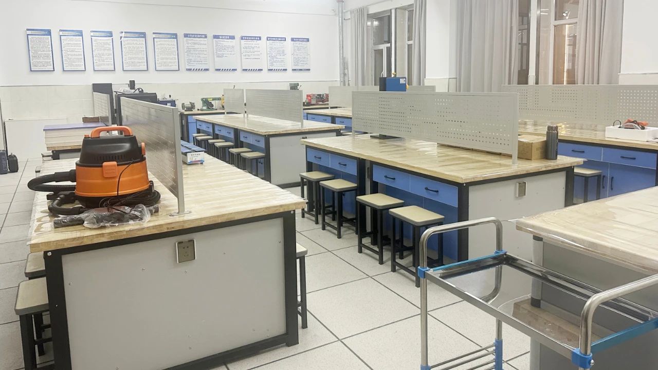 加強(qiáng)勞技課程動(dòng)手能力，建設(shè)中小學(xué)勞技教室